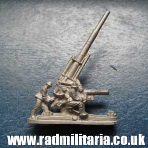 & WW2 German PLASTIC TOY - FLAK GUN with crew, WHW Winterhilfswerk 1941.