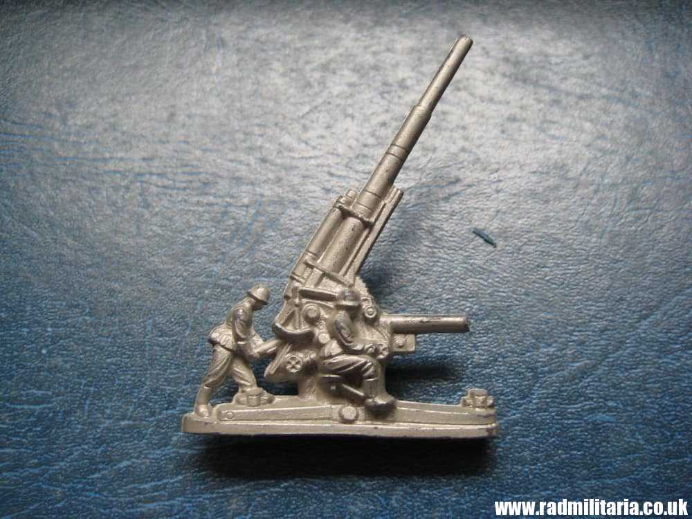 & WW2 German PLASTIC TOY - FLAK GUN with crew, WHW Winterhilfswerk 1941.
