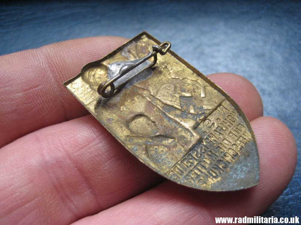 & WW2 original German PIN BADGE: Tinnie "N.S. Wohlfahrtsspende für die Mütter Verschickung" - Image 7