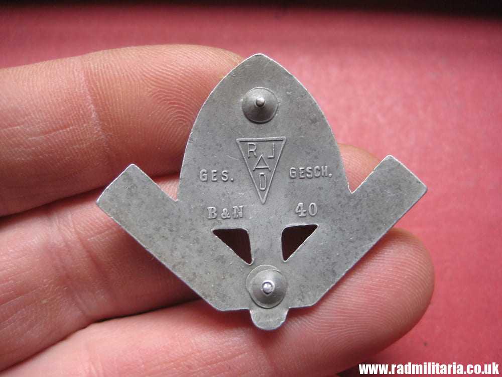 & original WW2 RAD LABOUR CAP BADGE - maker: B&N 40 RADJ. GES - GESCH aluminum. - Image 3