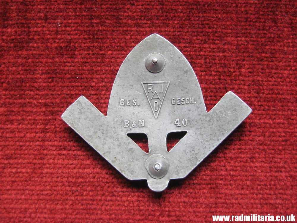 & original WW2 RAD LABOUR CAP BADGE - maker: B&N 40 RADJ. GES - GESCH aluminum. - Image 11