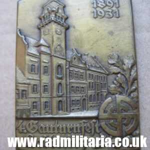 & WW2 early COMMEMORATIVE TINNIE BADGE with rotated swastika LEIBNITZ (Austria) 1931.