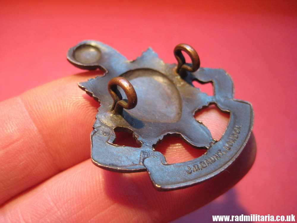 & WW1/WW2 British CAP BADGE: THE ROYAL SUSSEX REGT officers bronze badge - J.R. Gaunt. - Image 8