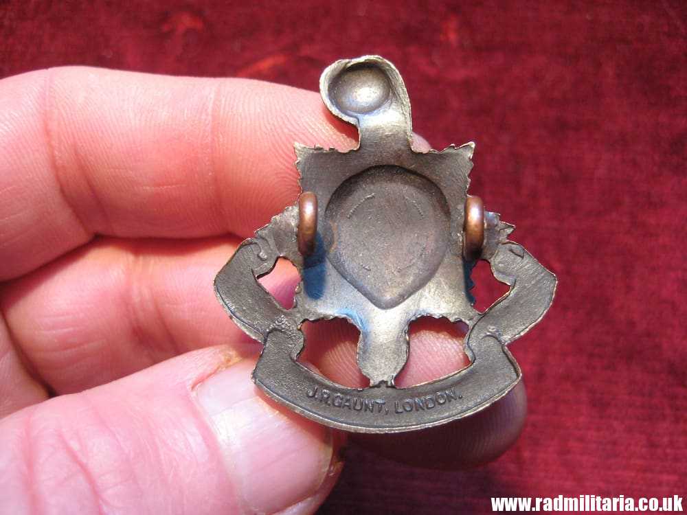 & WW1/WW2 British CAP BADGE: THE ROYAL SUSSEX REGT officers bronze badge - J.R. Gaunt. - Image 17