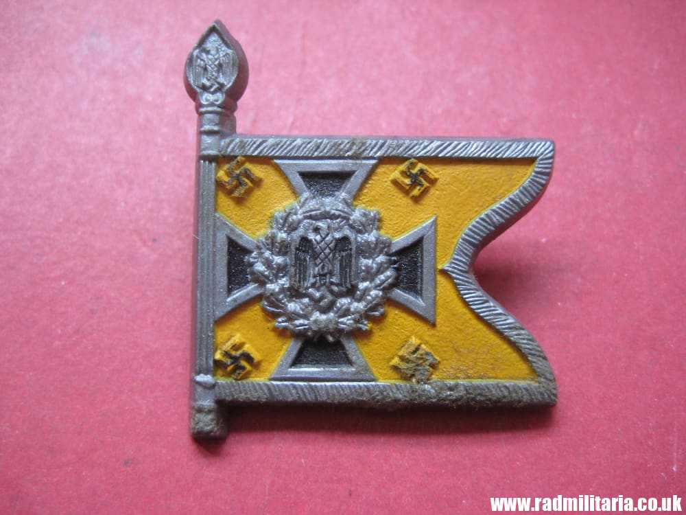 & WW2 German PLASTIC tinnie BADGE: WHW FLAG - Kavallerie 15 SU. - Image 2