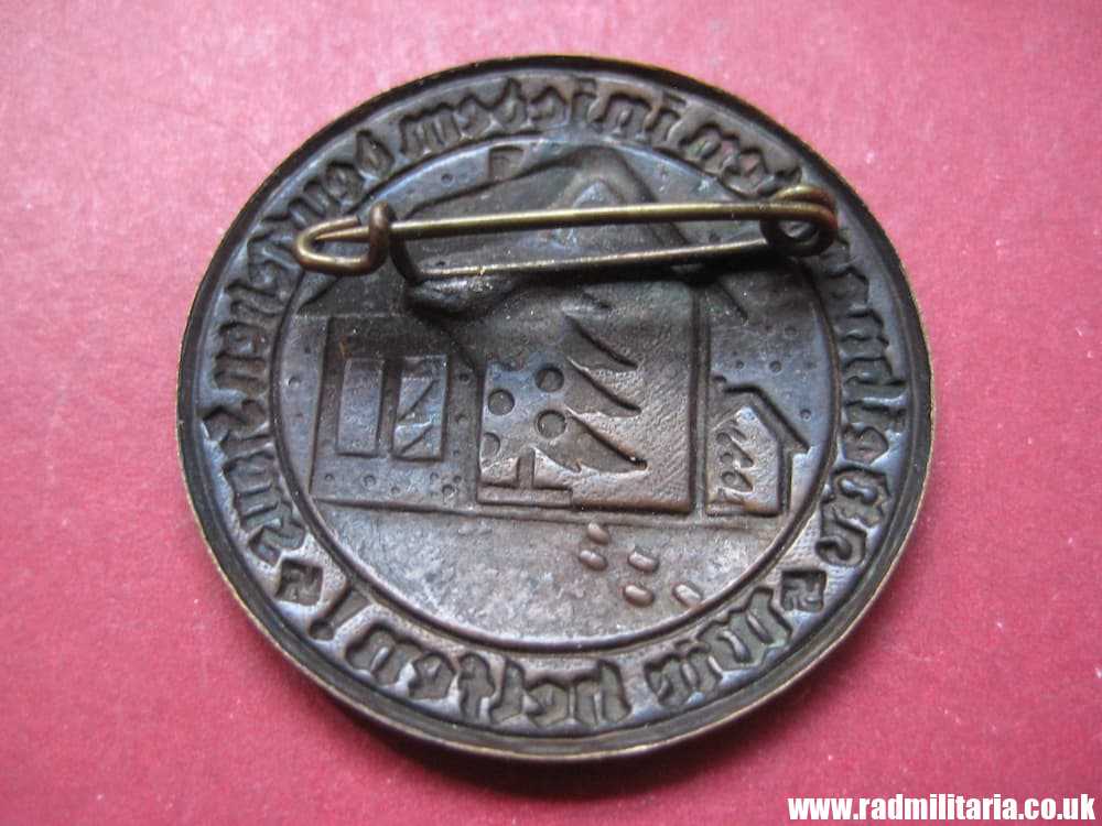 & WW2 original German WHW TINNIE BADGE - Wir Helfen Weihnachten im jedem Deutschen Hause. - Image 3