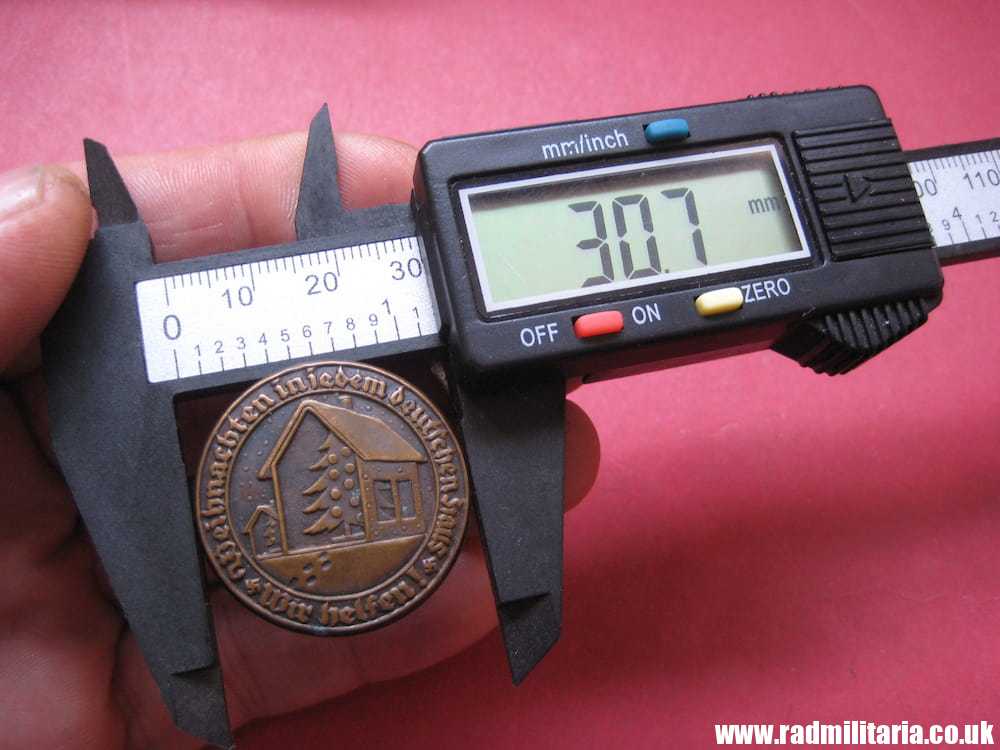 & WW2 original German WHW TINNIE BADGE - Wir Helfen Weihnachten im jedem Deutschen Hause. - Image 7