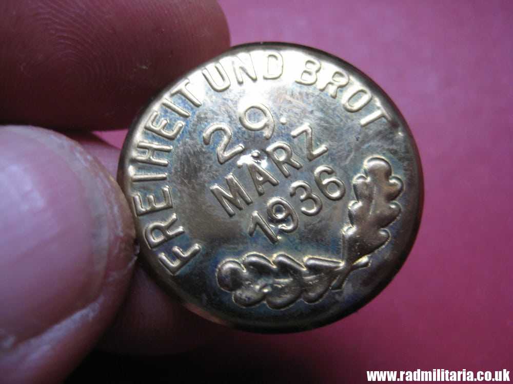 & pre WW2 original German TINNIE Badge: FREIHEIT UND BROT 29. Marz 1936 - election badge perfect cond. - Image 4