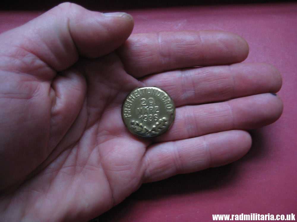 & pre WW2 original German TINNIE Badge: FREIHEIT UND BROT 29. Marz 1936 - election badge perfect cond. - Image 6