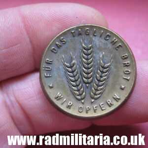 & original German TINNIE BADGE - FUR DAS TAGLISCHE BROT Wir Opfern, W.H.W. badge