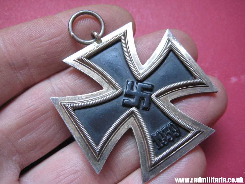 & original WW2 German IRON CROSS 2nd class in very good condition - Genuine ! - Image 3