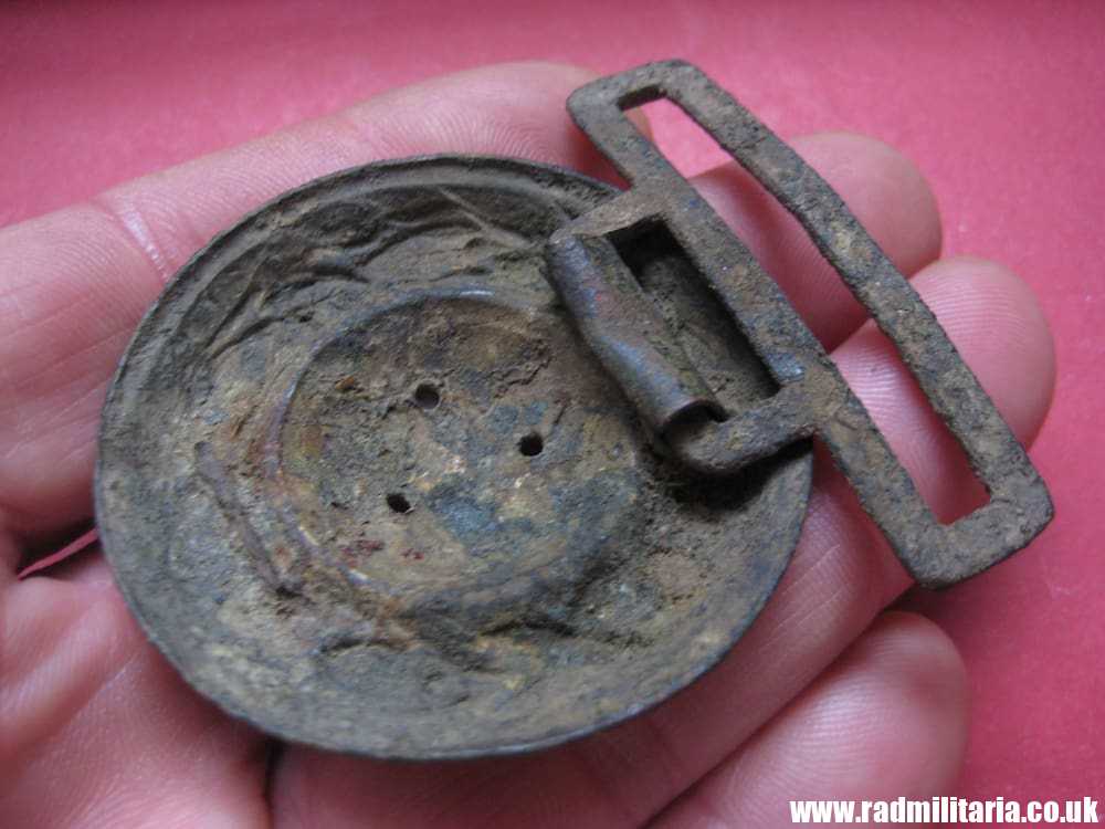 & WW1 or WW2 unknown German BELT BUCKLE badly damaged - metal detecting find. - Image 2