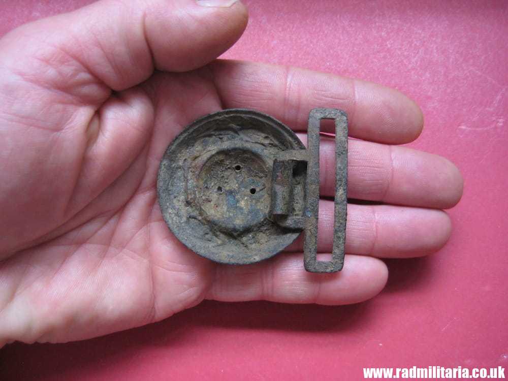 & WW1 or WW2 unknown German BELT BUCKLE badly damaged - metal detecting find. - Image 6