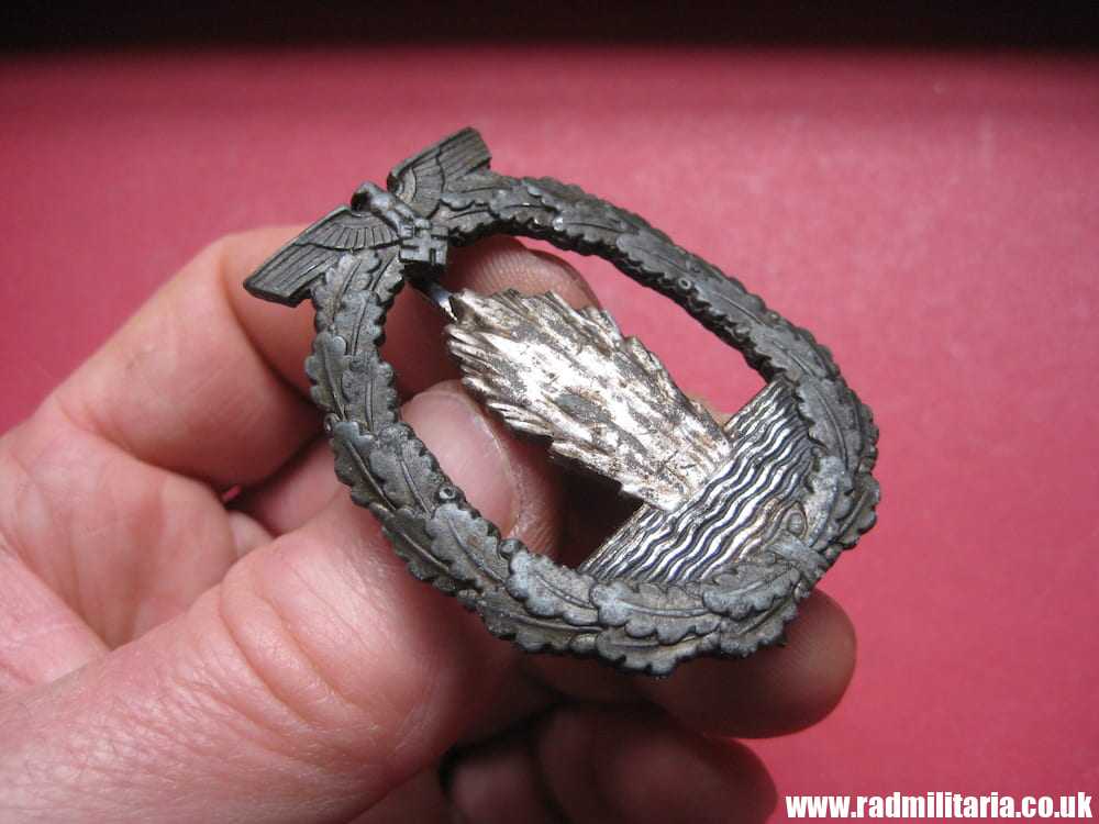 & original WW2 German KRIEGSMARINE Minensuch BADGE maker: FEC. OTTO PLACZEK BERLIN - Image 15