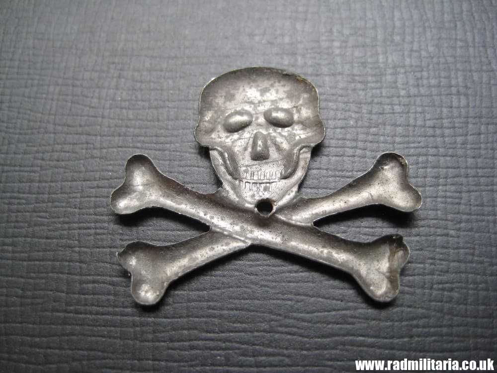 & unknown metal SKULL BADGE in good used condition. Original or fake ? - Image 3