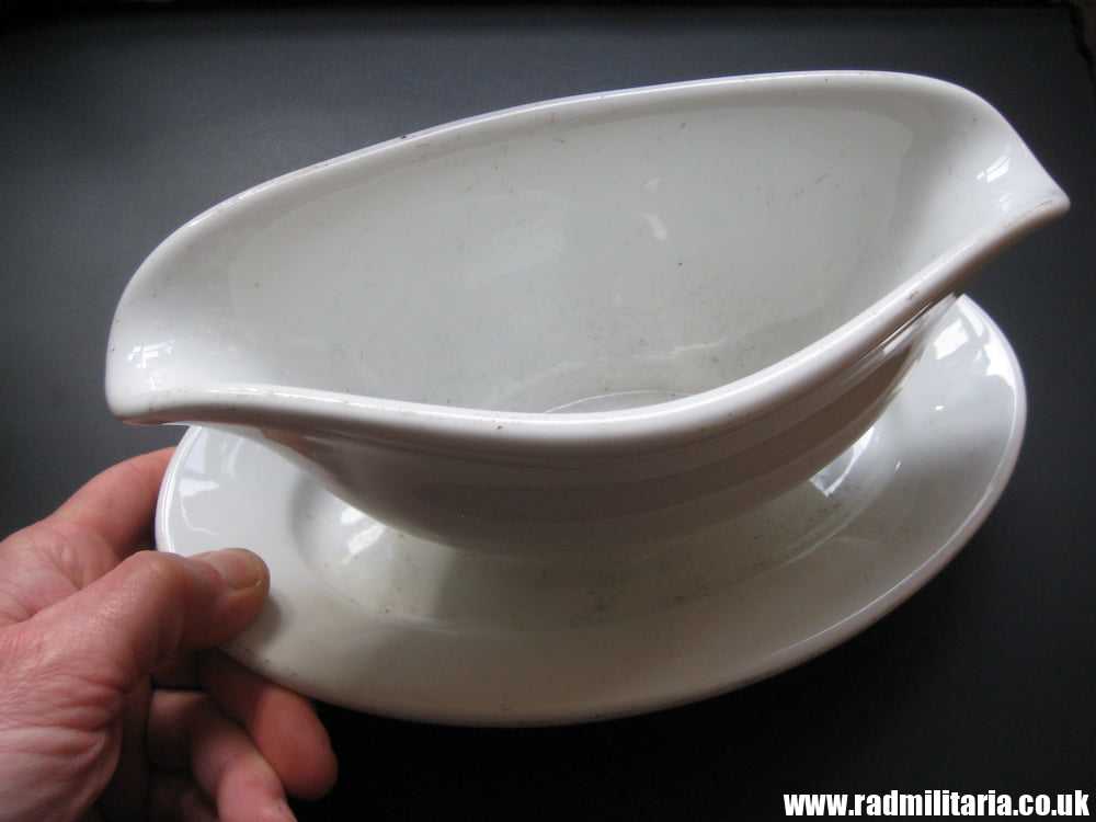 & original German LUFTWAFFE porcelain SAUCE BOAT / GREAVY BOAT FL.U.V. 1939 in very good condition, maker: BOHEMIA. - Image 4