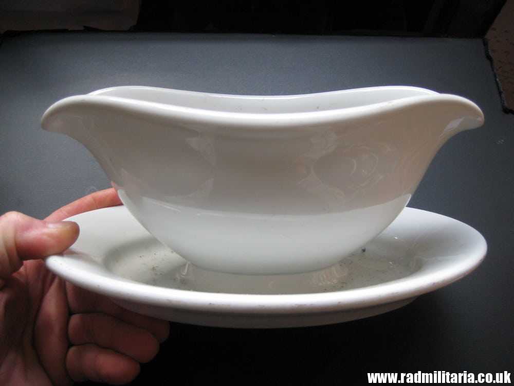 & original German LUFTWAFFE porcelain SAUCE BOAT / GREAVY BOAT FL.U.V. 1939 in very good condition, maker: BOHEMIA. - Image 3
