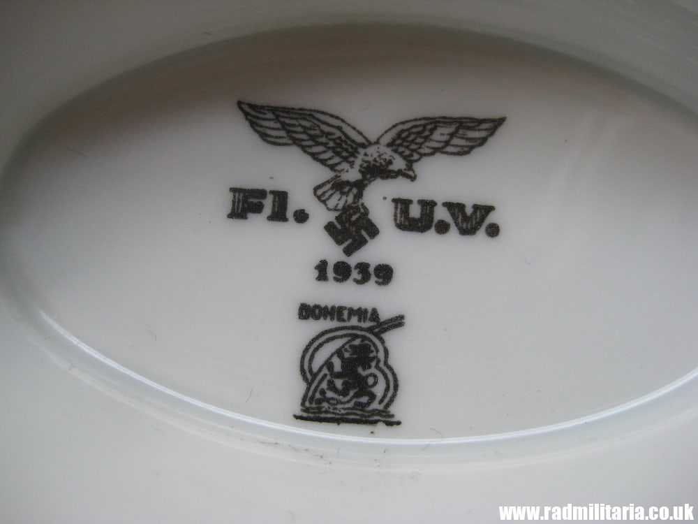 & original German LUFTWAFFE porcelain SAUCE BOAT / GREAVY BOAT FL.U.V. 1939 in very good condition, maker: BOHEMIA. - Image 2