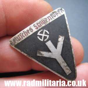 & WW2 German ENAMEL BADGE - DEUTSCHES FRAUENWERK. RZM M1/102 genuine.