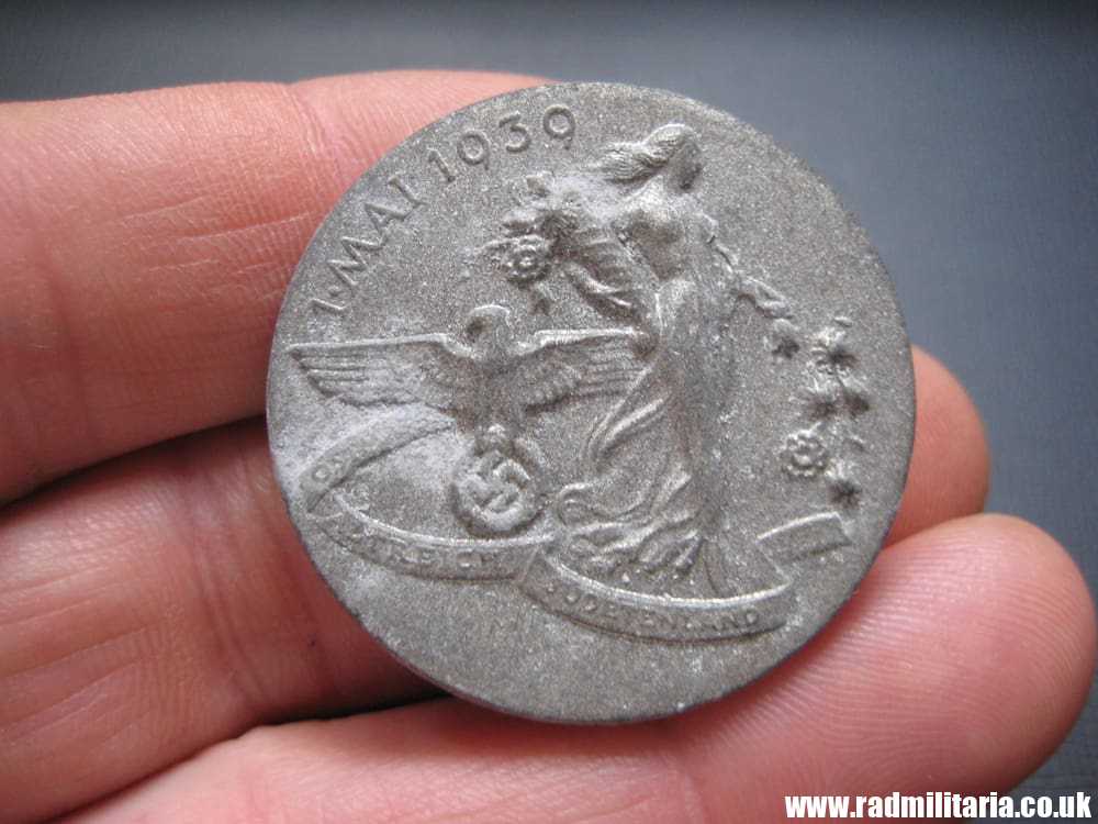 & WW2 original German TINNIE BADGE - 1 MAI 1939 SUDETENLAND, complete badge with maker mark. - Image 2