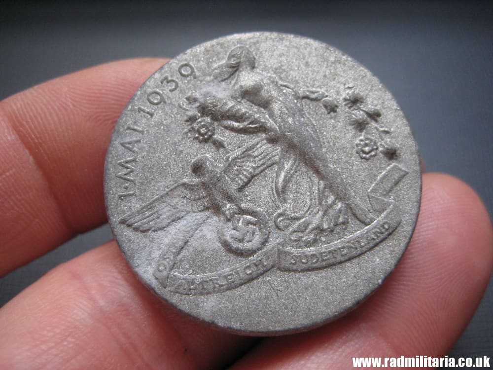 & WW2 original German TINNIE BADGE - 1 MAI 1939 SUDETENLAND, complete badge with maker mark. - Image 4