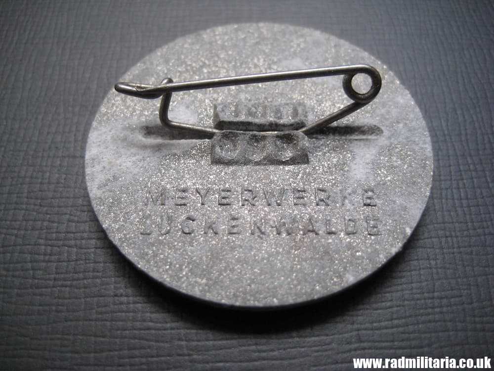 & WW2 original German TINNIE BADGE - 1 MAI 1939 SUDETENLAND, complete badge with maker mark. - Image 5