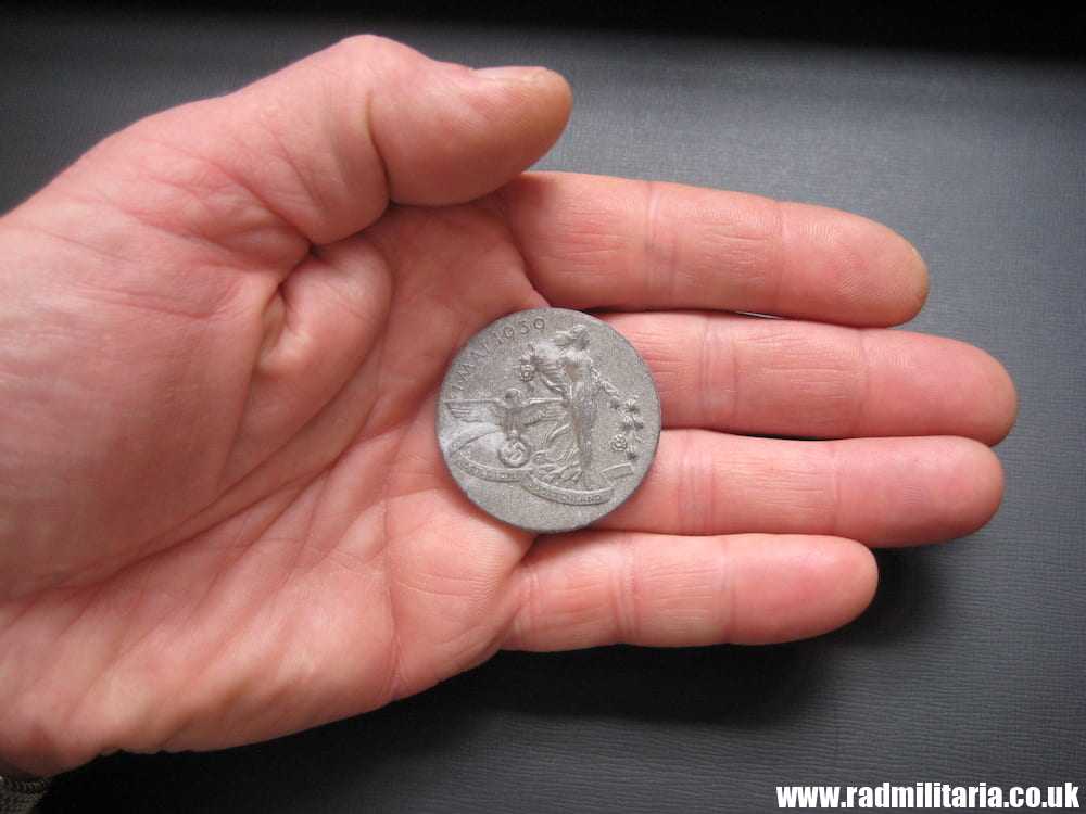 & WW2 original German TINNIE BADGE - 1 MAI 1939 SUDETENLAND, complete badge with maker mark. - Image 8