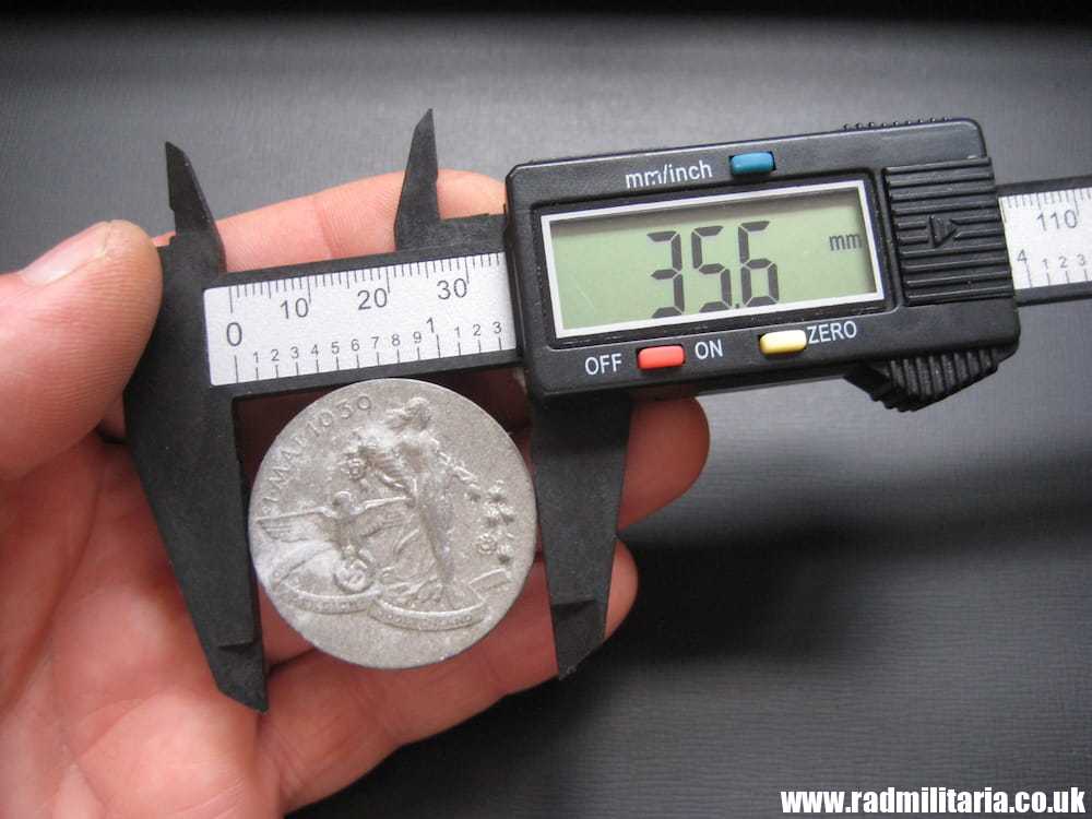 & WW2 original German TINNIE BADGE - 1 MAI 1939 SUDETENLAND, complete badge with maker mark. - Image 10