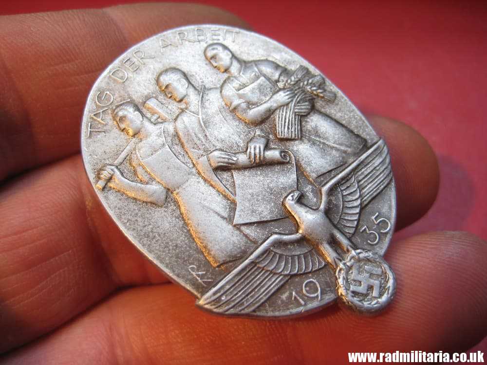 & WW2 original German TINNIE BADGE - Tag Der Arbeit 1935, maker: Karl Erbacher Pforzheim - Image 5