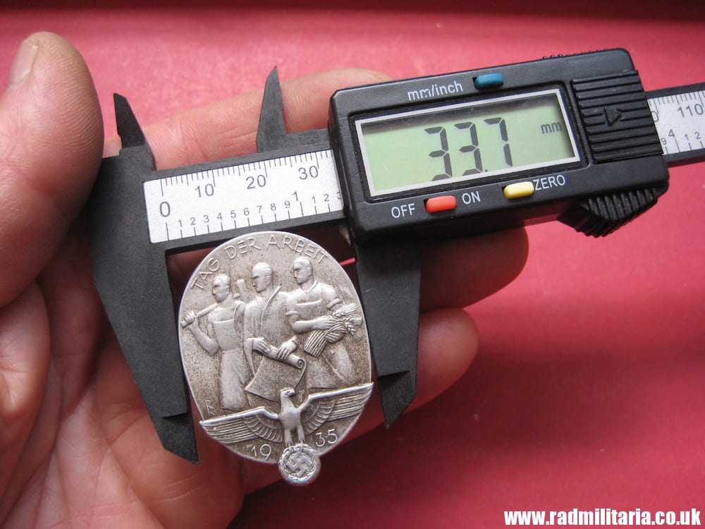 & WW2 original German TINNIE BADGE - Tag Der Arbeit 1935, maker: Karl Erbacher Pforzheim - Image 12