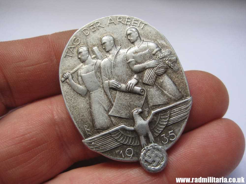 & WW2 original German TINNIE BADGE - Tag Der Arbeit 1935, maker: Karl Erbacher Pforzheim - Image 14