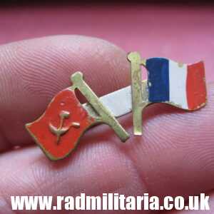 & WW2? unknown communist METAL BADGE: Soviet Union - France, good used condition.