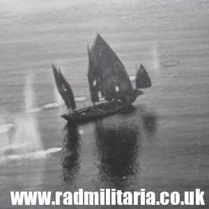 & WW2 original old PHOTO U.S. Army Air Forces: The war at Sea - target fired by machine guns.