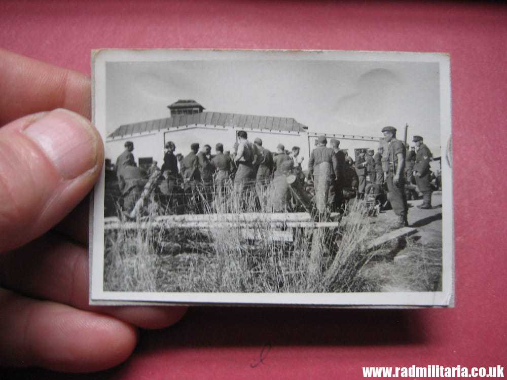 & WW2 original old PHOTO: one British soldier and many German prisoners. - Image 2