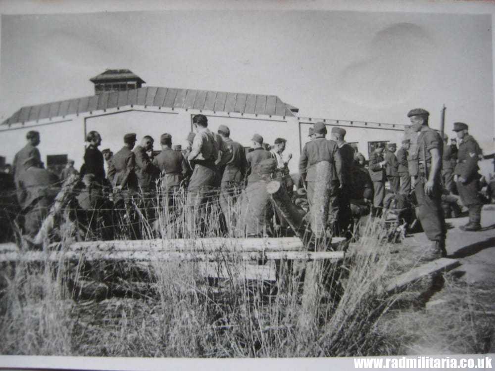 & WW2 original old PHOTO: one British soldier and many German prisoners. - Image 4