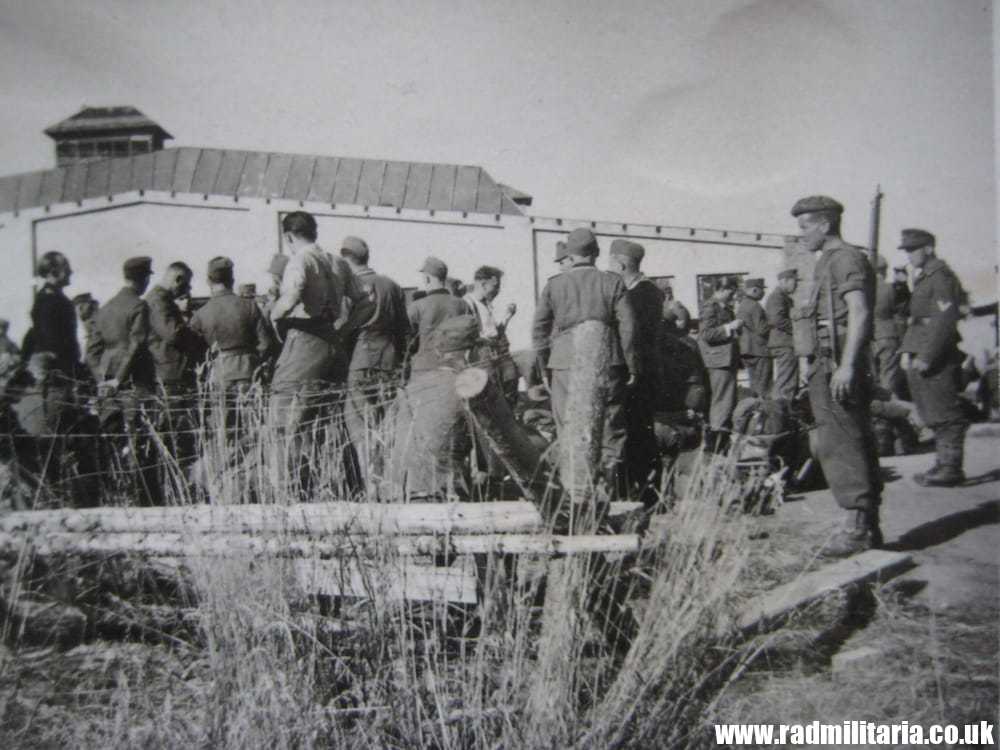 & WW2 original old PHOTO: one British soldier and many German prisoners. - Image 5