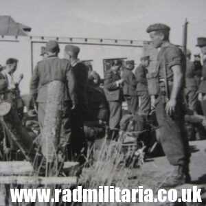 & WW2 original old PHOTO: one British soldier and many German prisoners.