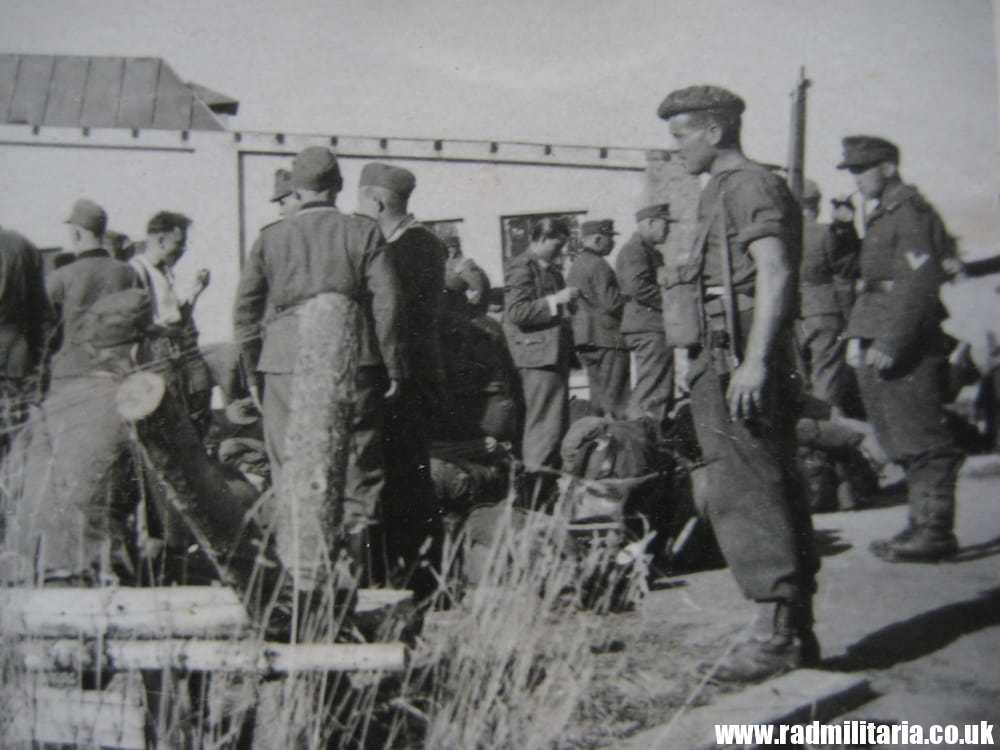& WW2 original old PHOTO: one British soldier and many German prisoners.