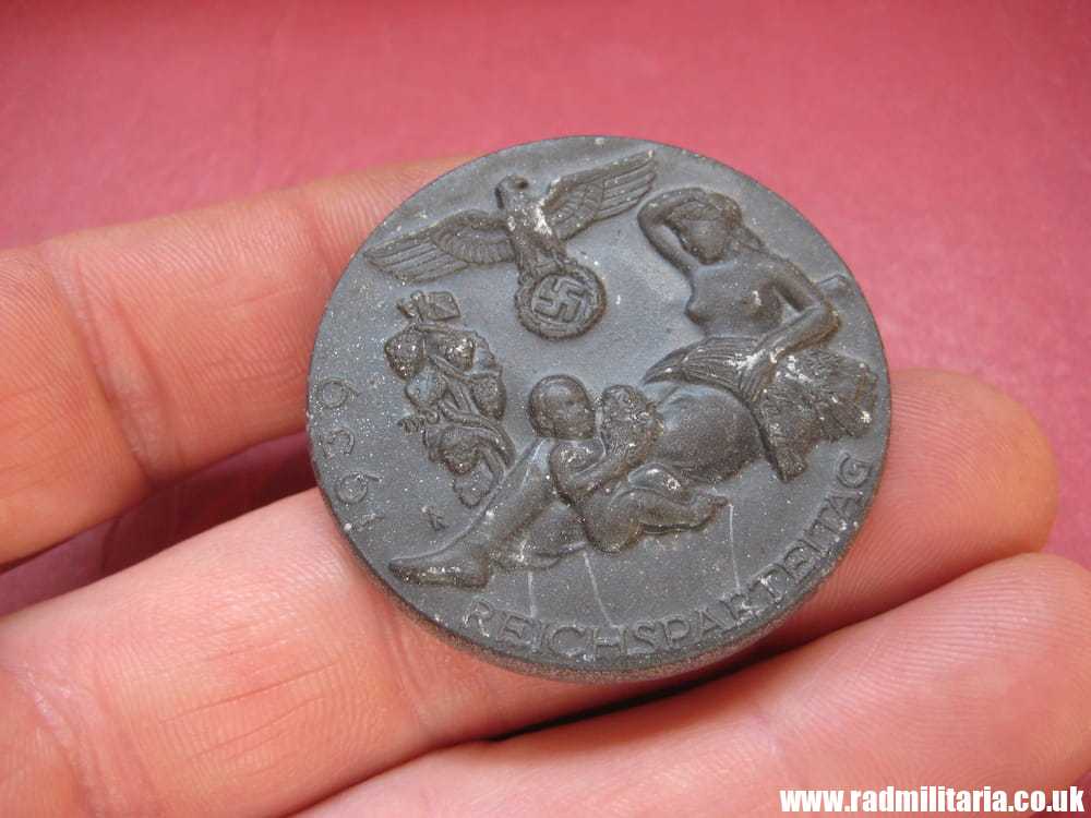 & WW2 German TINNIE BADGE - REICHSPARTEITAG 1939, maker: K. WURSTER Markneukirchen /Sa. RZM M9/40.