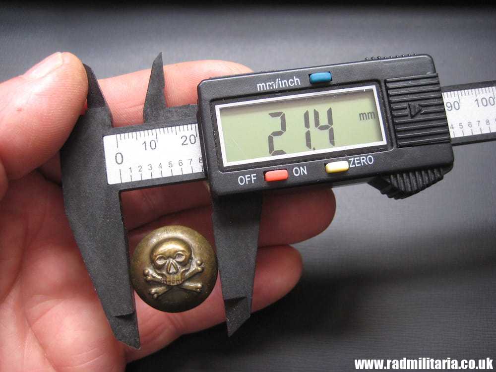 British MILITARY SKULL BUTTON - 17th Lancers Regiment, maker: FIRMIN & SONS LD, London. 1876 - 1882. - Image 2