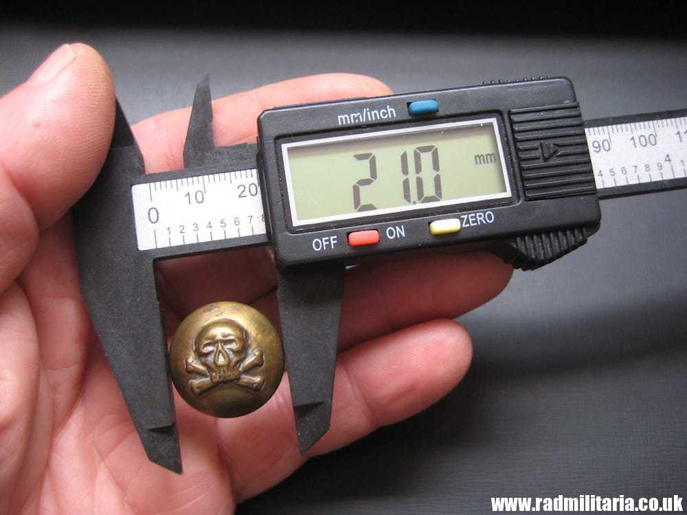 British MILITARY SKULL BUTTON - 17th Lancers Regiment, maker: Sherlock & Co LONDON c. 1847 - 1887. - Image 4