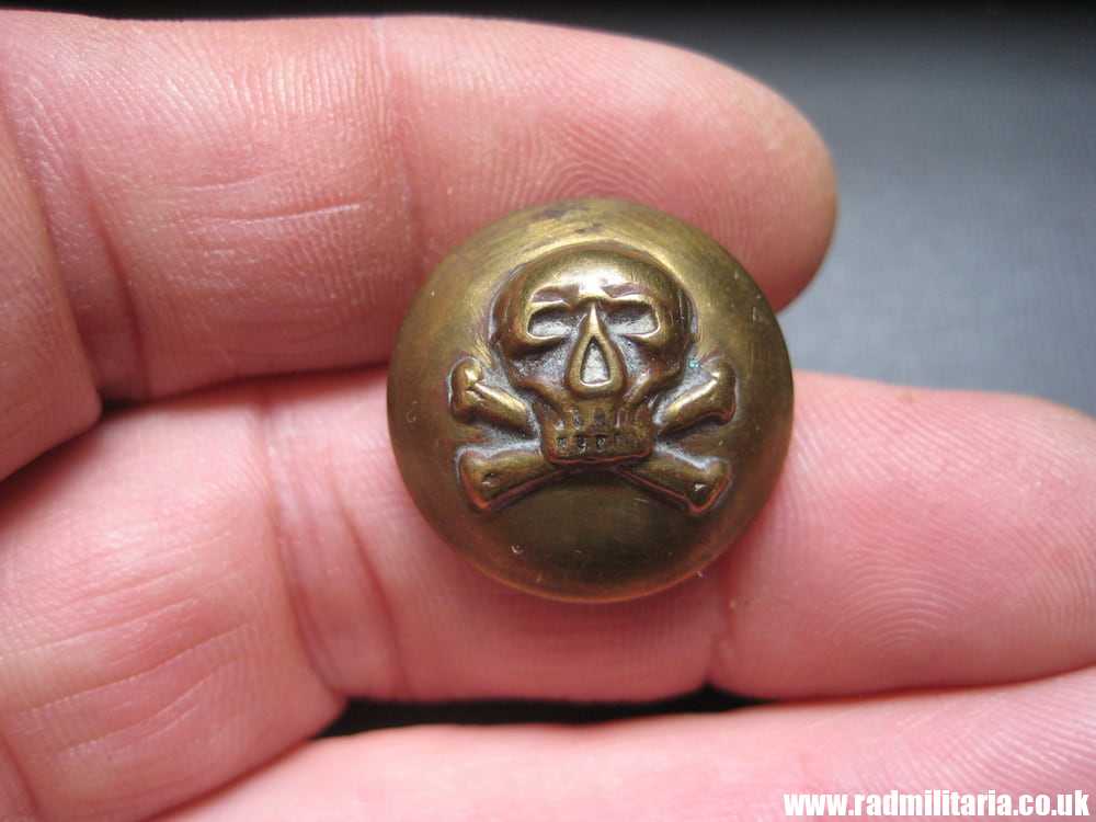 British MILITARY SKULL BUTTON - 17th Lancers Regiment, maker: Sherlock & Co LONDON c. 1847 - 1887.