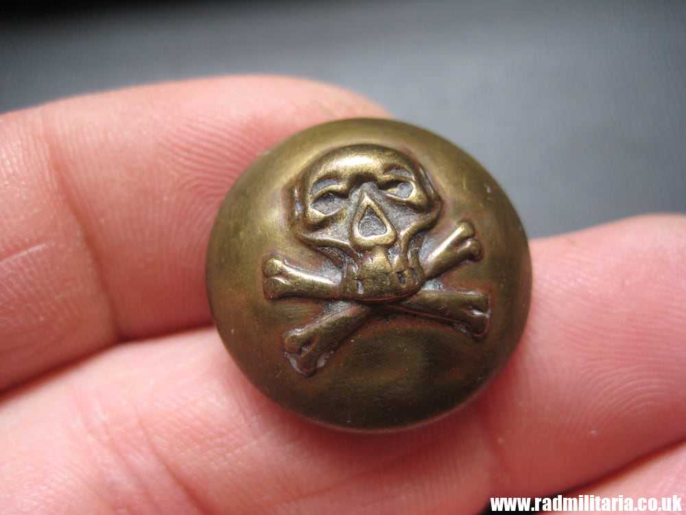 pre WW1 British MILITARY SKULL BUTTON - 17th Lancers Regiment, maker: SMITH & WRIGHT, Birmingham 1882 - 1889.
