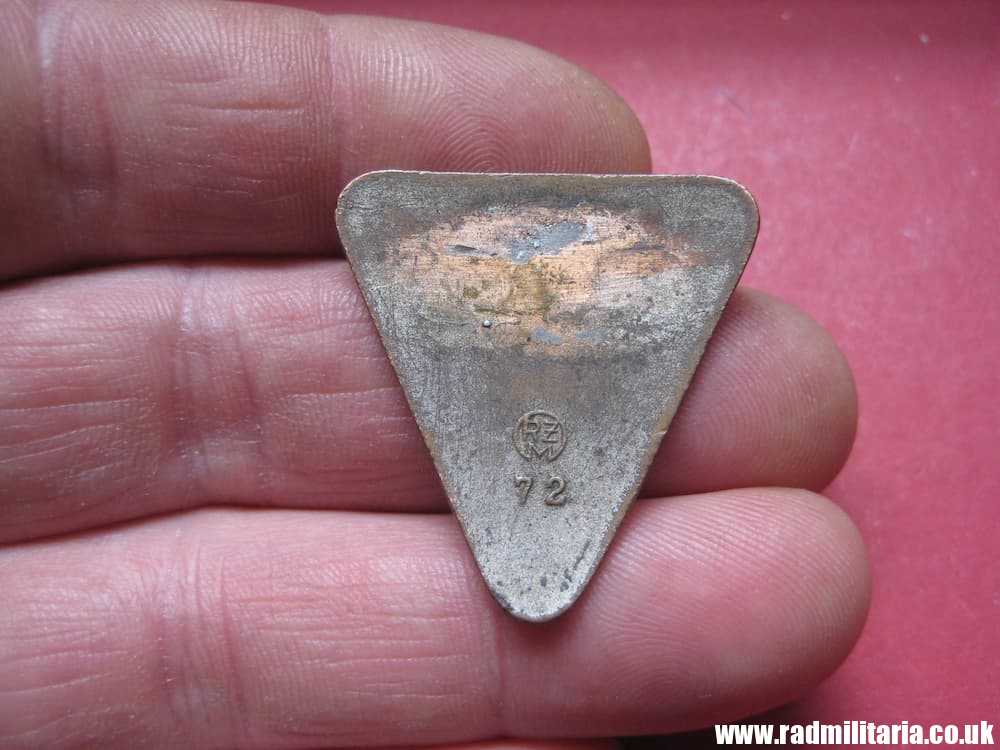& WW2 German ENAMEL BADGE - NAT. SOZ. FRAUENSCHAFT. maker: RZM 72. - Image 3