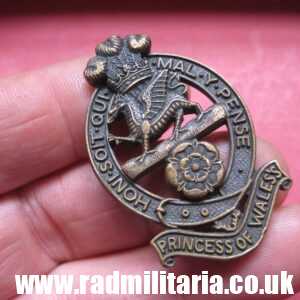 & WW1/WW2? British CAP BADGE: Royal Regiment Princess of Wales's, bronze badge - FIRMIN.