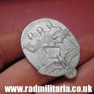 & WW2 original German TINNIE BADGE - Tag Der Arbeit 1935, maker: P. W. HEB LUDENSCHEID.