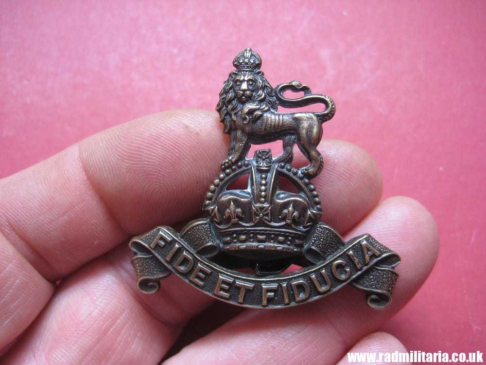 & WW1/WW2? British CAP BADGE: ARMY PAY CORPS officers bronze FIDE ET FIDUCIA cap badge - J.R. Gaunt London - Image 2