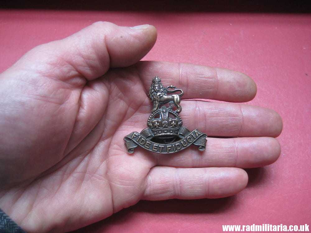 & WW1/WW2? British CAP BADGE: ARMY PAY CORPS officers bronze FIDE ET FIDUCIA cap badge - J.R. Gaunt London - Image 8