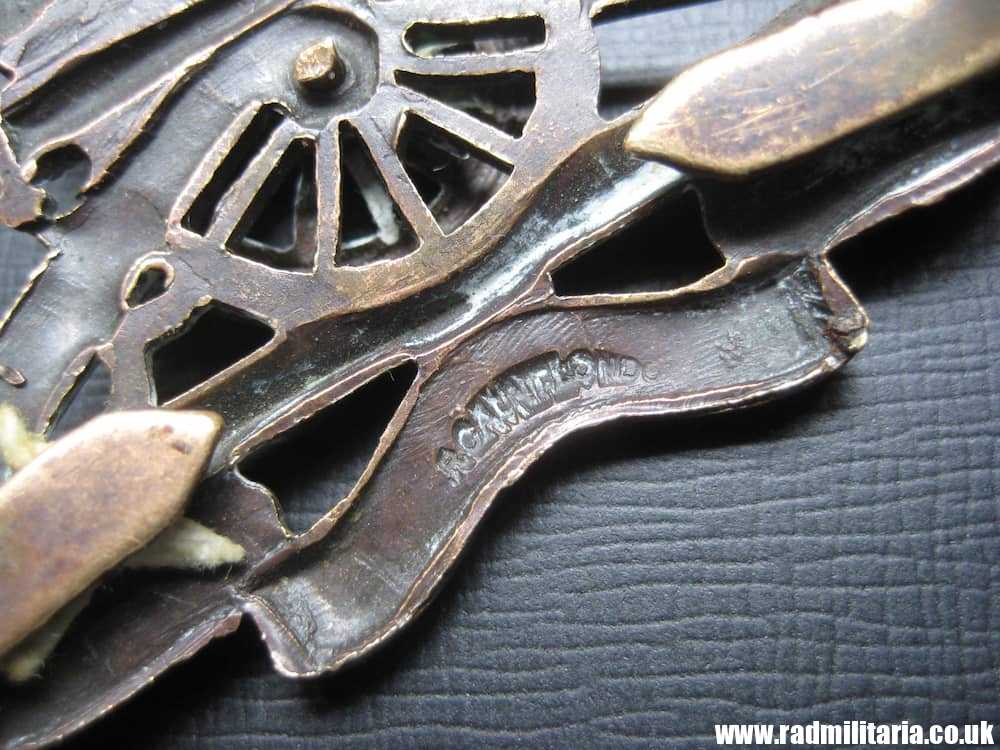 & WW1/WW2? British CAP BADGE: Royal Artillery officers bronze MOVING WHEEL cap badge - J.R. Gaunt. - Image 4
