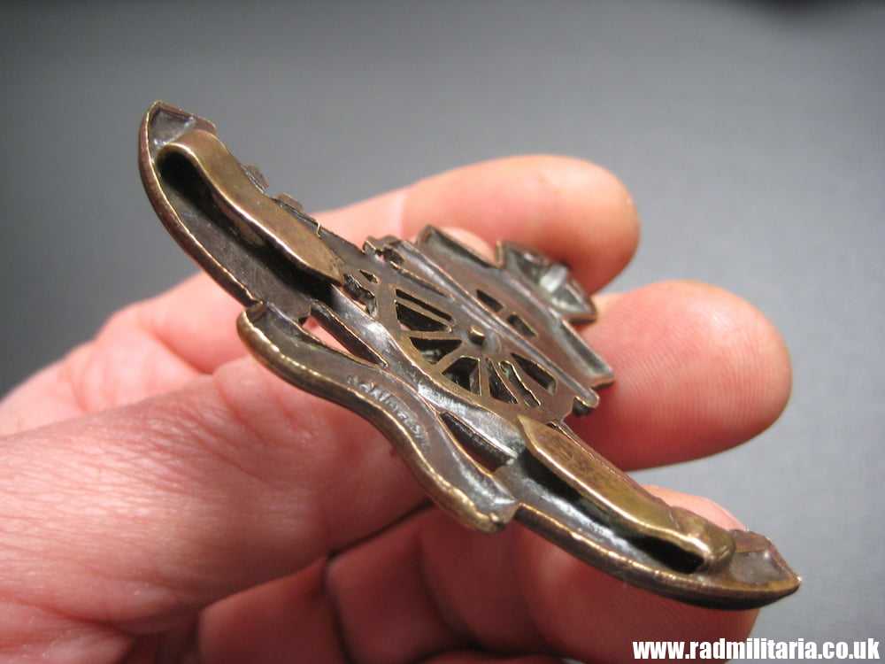 & WW1/WW2? British CAP BADGE: Royal Artillery officers bronze MOVING WHEEL cap badge - J.R. Gaunt. - Image 10